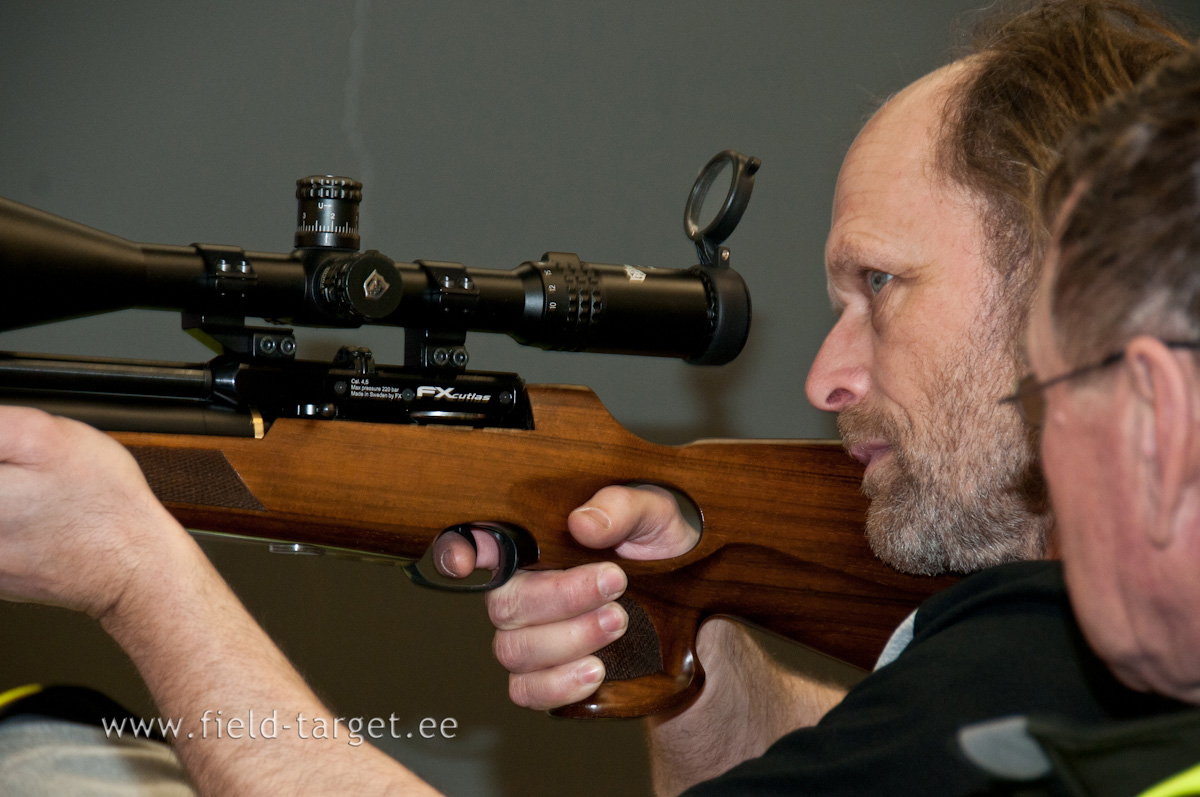 Optika esimene kinnitusjalg on etteastega, et optika kinnitusbaas oleks piisavalt pikk